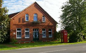 Das Haus mit der roten Telefonzelle